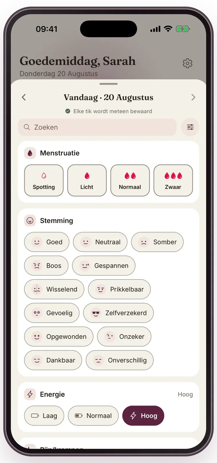 De logsheet van Mensis: menstruatie met vier flow-niveaus, stemming als chips en energie in drie standen, met de melding dat elke tik meteen bewaard wordt.